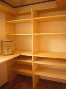 家事室兼パントリー。可動式の棚で生活に合わせた収納が可能に。
